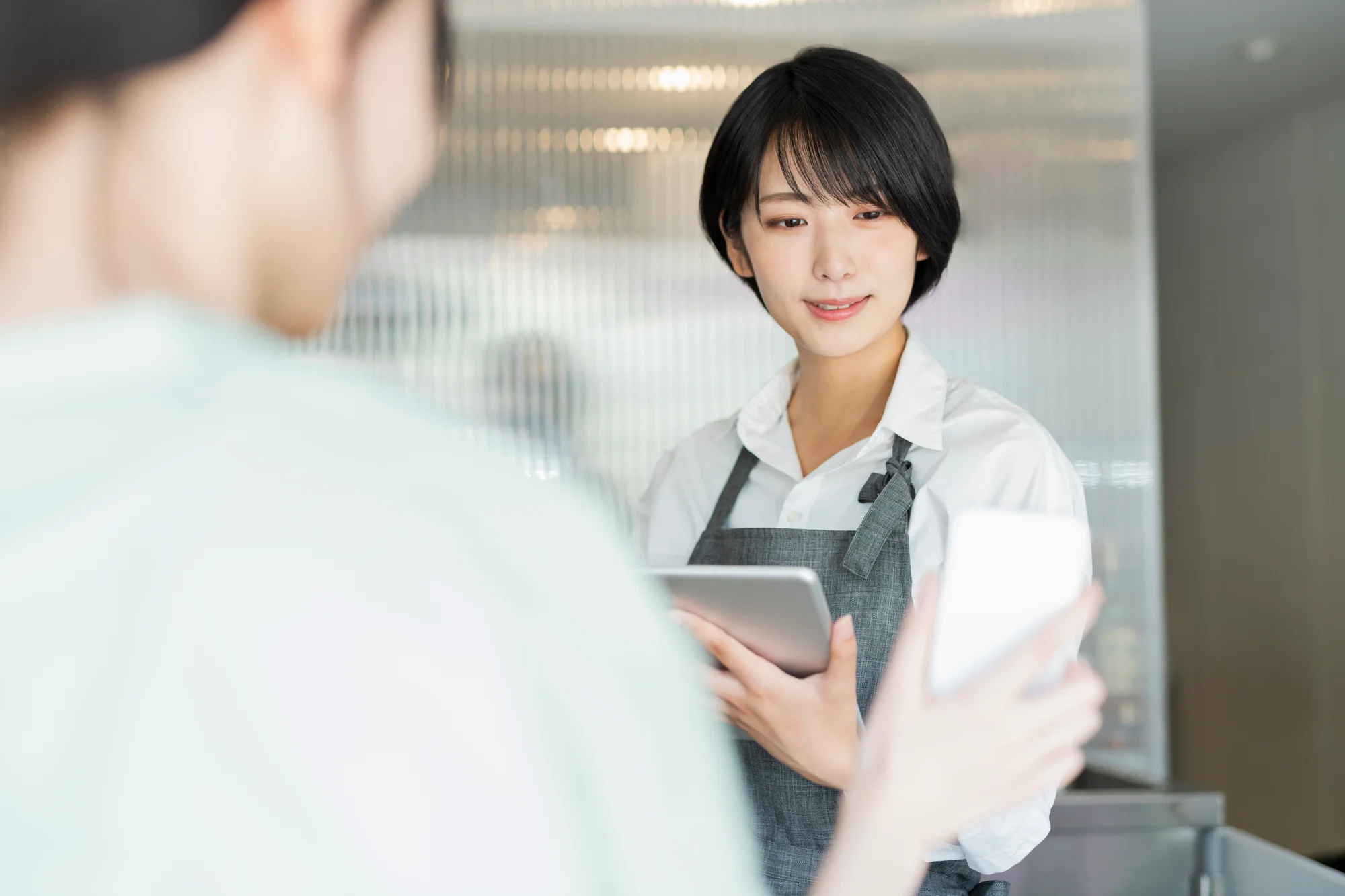 スマホを見せる